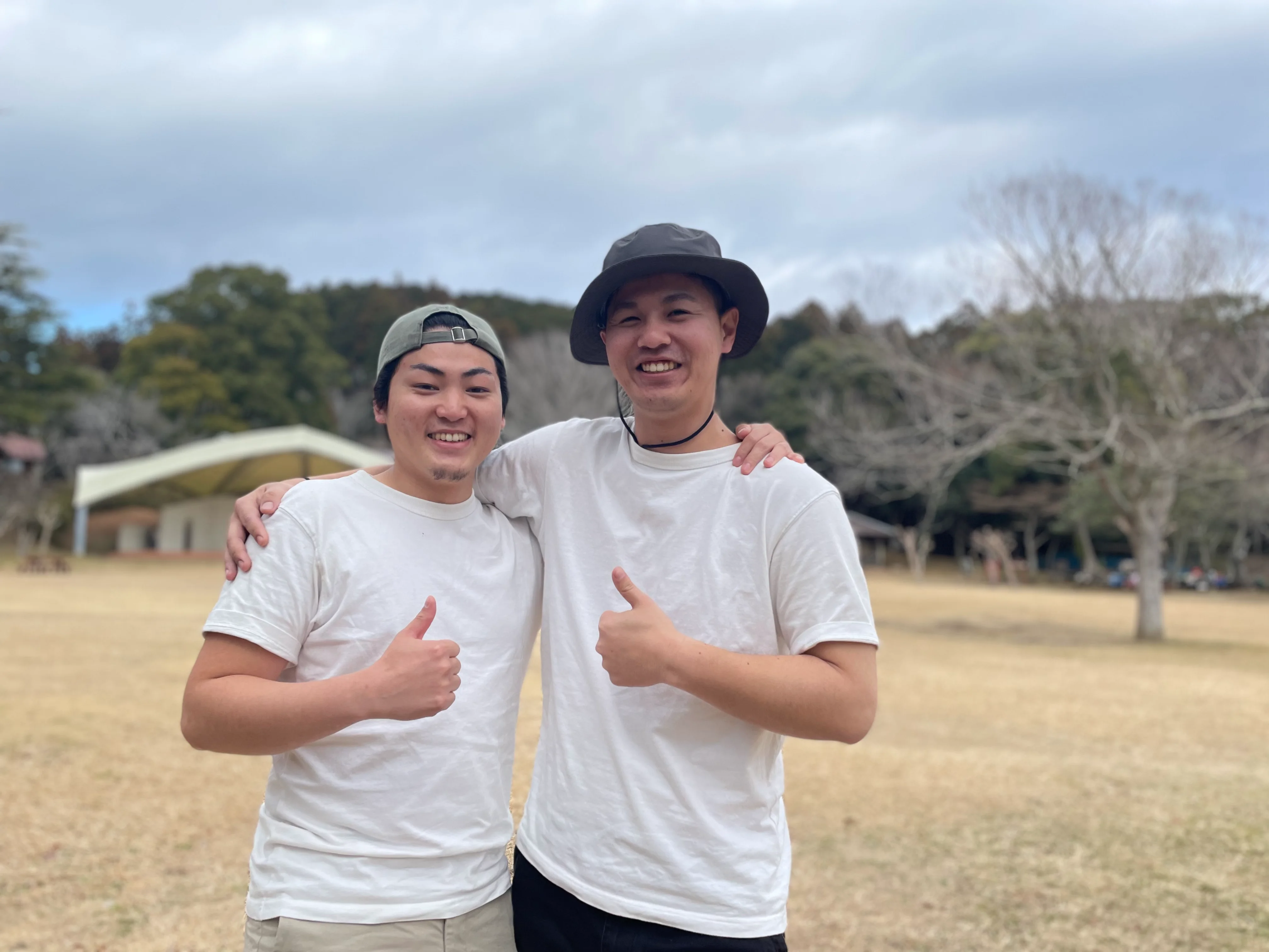 代表 朝山剛介とスタッフ